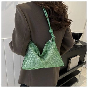 Détail du sac hobo vert en strass montrant les cristaux brillants et la bandoulière nouée