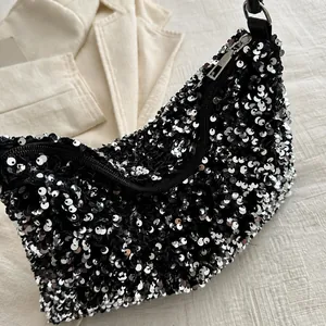Dettaglio delle paillettes nere e argento su una borsa a tracolla retrò di moda