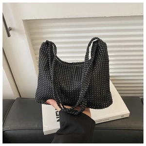 Elegante schwarze Halbmond-Handtasche mit funkelnden Strasssteinen für den Abendlook
