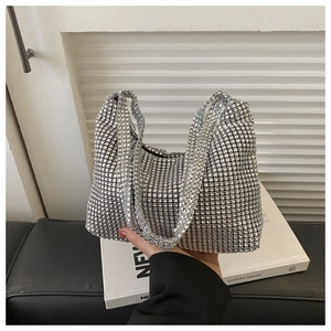 Funkelnde silberne Strass Handtasche für Damen mit Metallriemen und Luxusfinish