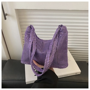 Elegante Mini-Handtasche mit schimmernden lila Strasssteinen und passenden Griffen