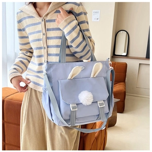Borsa a tracolla in nylon lavanda con graziose orecchie di coniglio e pompon bianco