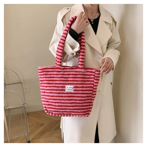 Dettaglio della texture della borsa tote in peluche a quadri rosa con etichetta moda
