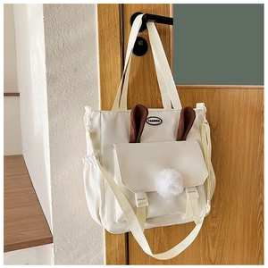 Borsa a tracolla giapponese in nylon bianco crema con decorazione orecchie di coniglio