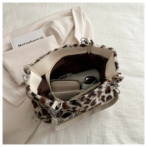 Interno spazioso della borsa in peluche leopardata con tasca a zip e fodera liscia