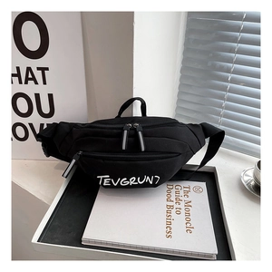 Dettaglio del marsupio in nylon con tripla cerniera e stampa del logo bianco artistico