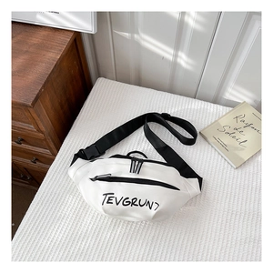 Dettaglio borsa a tracolla in nylon bianco con stampa TEVGRUNT nera e tracolla regolabile