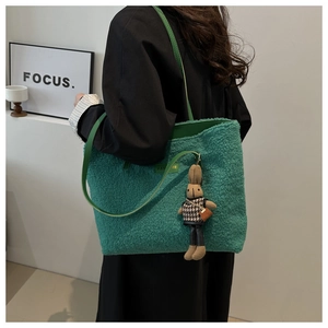 Sac fourre-tout vert en laine d'agneau avec un pendentif lapin mignon porté à l'épaule