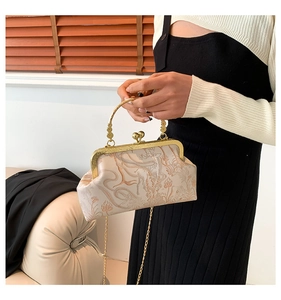 Détail du sac jacquard vintage avec cadre doré et motifs floraux de cerf brodés