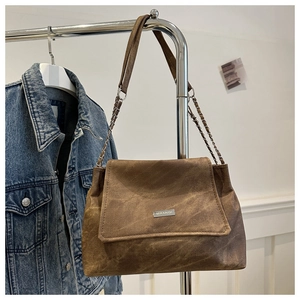 Sac Fourre-tout Femme Grande Capacité Rétro en Cuir PU à Rabat Sac à Bandoulière Avec Chaîne Logo en Métal Mode Décontractée
