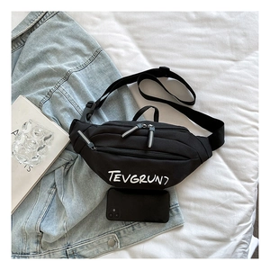 Dettaglio di un marsupio nero in nylon con testo TEVGRUN7 bianco e zip multistrato
