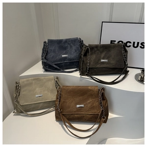Sacs à bandoulière rétro en daim minimalistes déclinés en bleu, vert, beige et marron