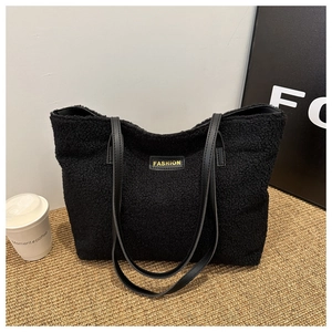 Grand sac cabas noir en peluche avec patch Fashion et longues bandoulières en cuir