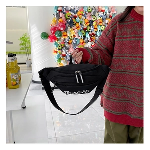 Dettaglio del marsupio minimalista in nylon nero con doppie cerniere e logo