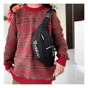 Dettaglio del borsello sportivo in nylon nero con stampa bianca e cerniera in metallo lucido
