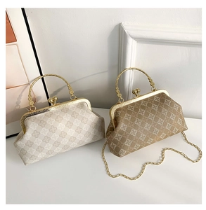 Detalle de bolsos vintage estampados con asas doradas y correas de cadena