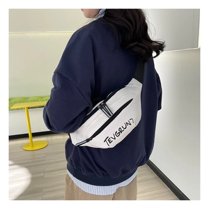 Dettaglio del marsupio in nylon bianco con cerniera nera e stampa TEVGRUN1