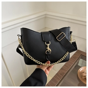 Bolso de mano minimalista de cuero sintético negro con hebilla dorada y correa