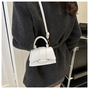 Nahaufnahme der weißen Mini-Handtasche aus Leder mit gebogenem Boden am Modellkörper