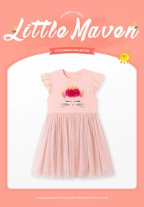 Détail de robe tutu rose avec manches papillon et imprimé chat mignon à couronne dorée