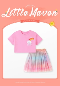 Detail von rosa T-Shirt mit Regenbogen-Applikation und buntem Tüllrock-Set für Mädchen