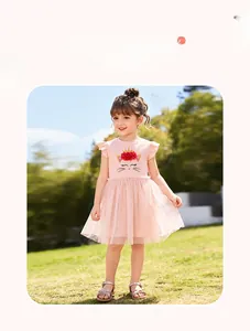 Détail d'une robe rose pour fille avec chat couronné, volants et jupon en tulle