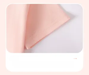 Gros plan du revers de manche rose pour fille avec détails de double couture soignée