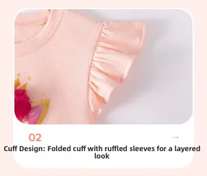 Détails de robe fille rose avec manches volantées, couronne dorée et broderie florale