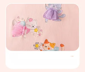 Détail du tissu en coton rose avec imprimé chat et décoration de jupe en tulle 3D