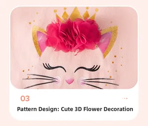 Détail de robe rose avec tête de chat, couronne dorée et fleurs en mousseline 3D
