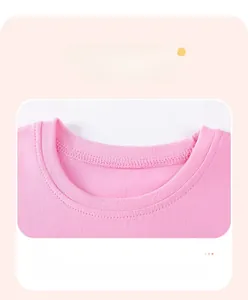 Detailaufnahme des gerippten Rundhalsausschnitts und der Doppelnaht am rosa Kinder-T-Shirt