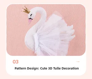 Détail de l'écusson cygne 3D avec couronne dorée et ailes en tulle blanc sur rose