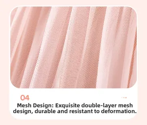 Détail de maille rose clair double couche avec des plis fins pour robe de petite fille