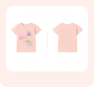 Vue à plat du t-shirt rose en coton pour filles avec trois jolies illustrations de chats
