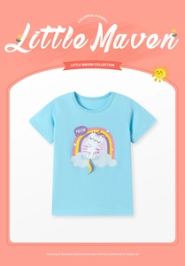 Détail du t-shirt en coton bleu clair avec motifs de chat licorne et arc-en-ciel pour fille