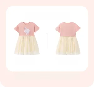 Détail de la robe rose avec broderie cygne 3D et jupe en tulle vaporeuse pour fille