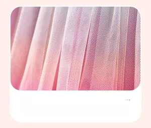 Detail aus pinkfarbenem und orangefarbenem Tüll mit geschichteten Falten