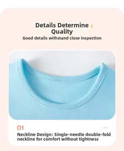 Détail de l'encolure en tricot bleu clair avec bord-côte double épaisseur confortable