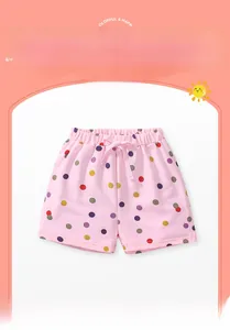 Détail du short en coton rose pour fille avec pois colorés et un joli nœud à la taille