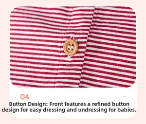 Detail eines rot-weiß gestreiften Babykleides mit exquisitem Holzknopf-Design vorne