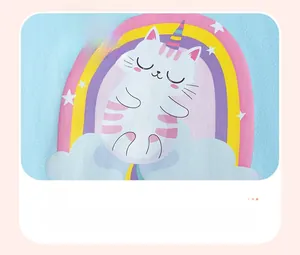 Détail d'un t-shirt pour fille avec motif chat licorne arc-en-ciel sur coton bleu ciel