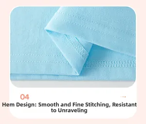 Détail de l'ourlet du t-shirt bleu clair avec double couture lisse et maille fine