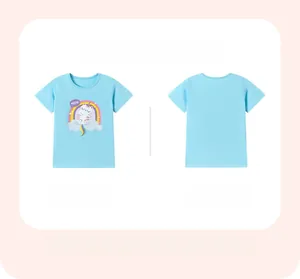 T-shirt bleu pour filles à plat montrant l'avant et l'arrière avec motif chat arc-en-ciel