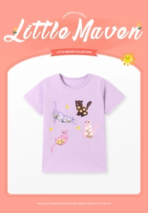 Détail du t-shirt en coton lavande avec des motifs de chats de dessin animé fleuris