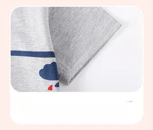 Detail der grauen Strickbündchen mit blauen Wolken- und roten Regentropfen-Motiven