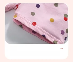 Détail du short rose pour fille avec pois colorés et finitions en maille côtelée