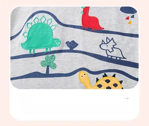 Detail der bunten Dinosaurier-Applikation auf weichem grauem Baumwoll-Kinder-T-Shirt