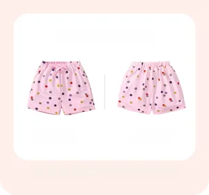 Vue avant et arrière du short rose en coton avec pois colorés et taille élastique
