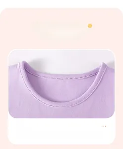Détail du col à double pli à une aiguille sur un t-shirt en coton lilas pour filles