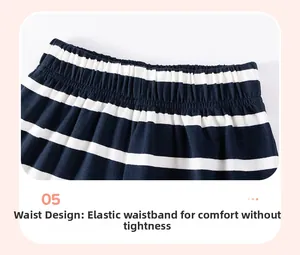 Detail der elastischen Taille eines gestreiften Jungen-Sets für bequemen Halt